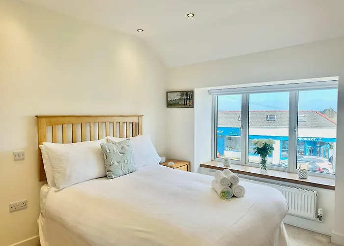 Pass The Keys Stylish Mumbles Getaway-Parking Heart Of Village