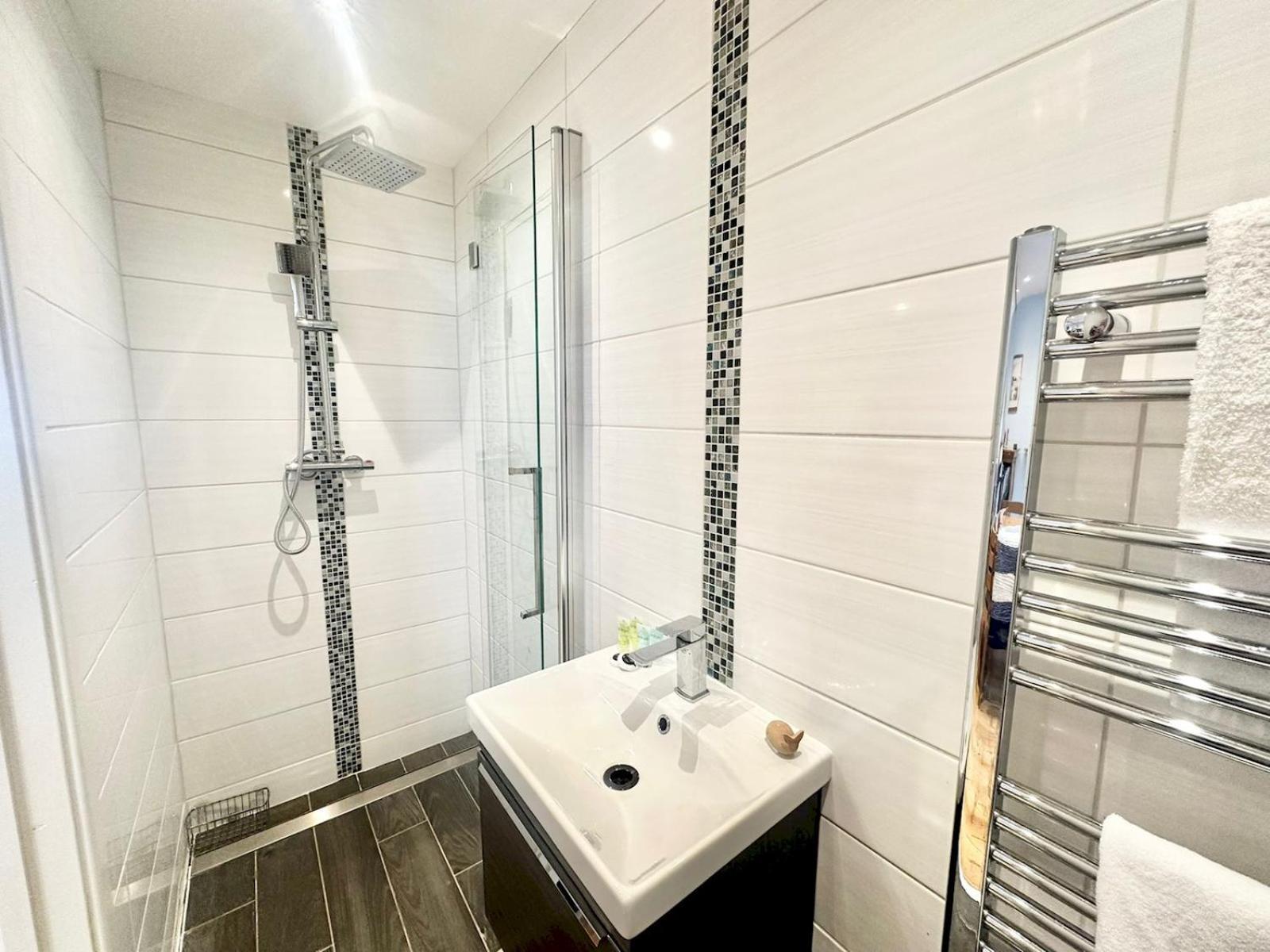 Pass The Keys Stylish Mumbles Getaway-parking Heart Of Village Holiday home Swansea