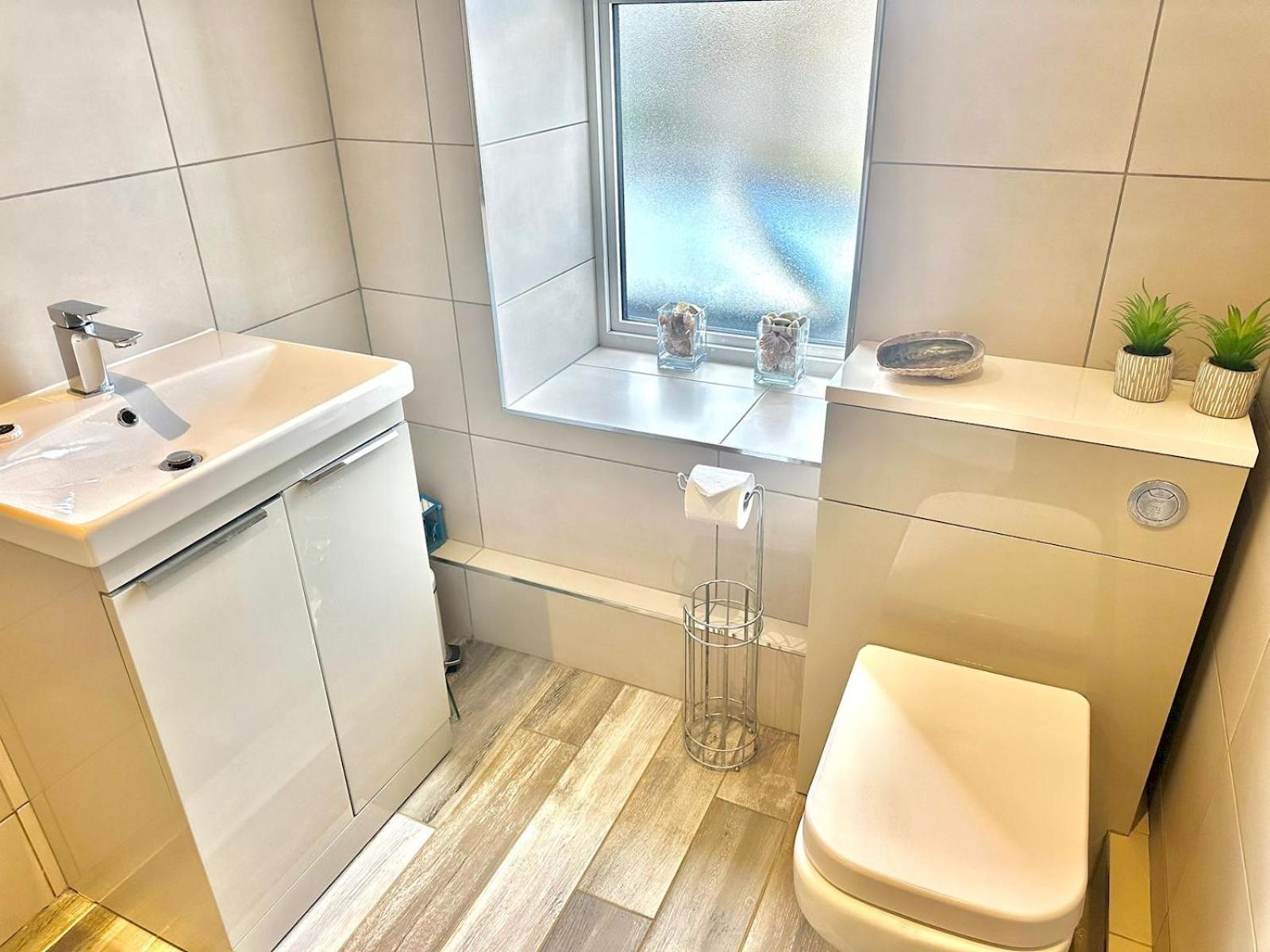 Holiday home Pass The Keys Stylish Mumbles Getaway-parking Heart Of Village