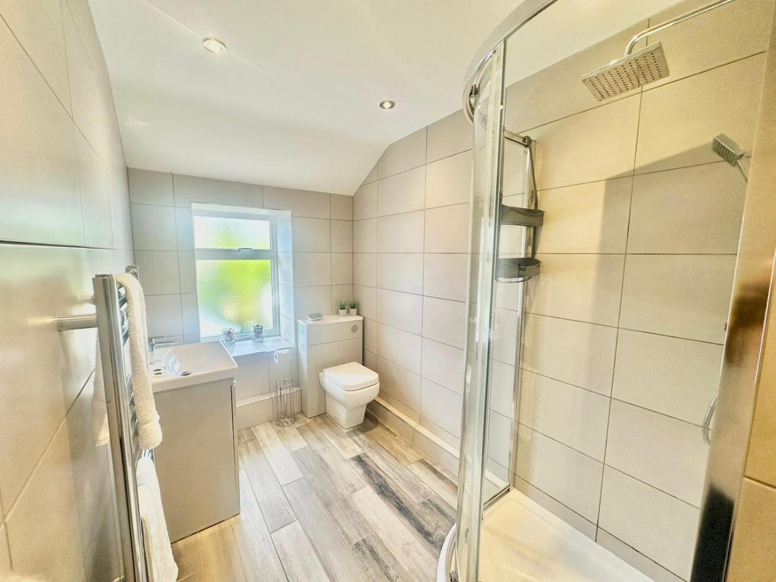 Pass The Keys Stylish Mumbles Getaway-parking Heart Of Village Holiday home Swansea