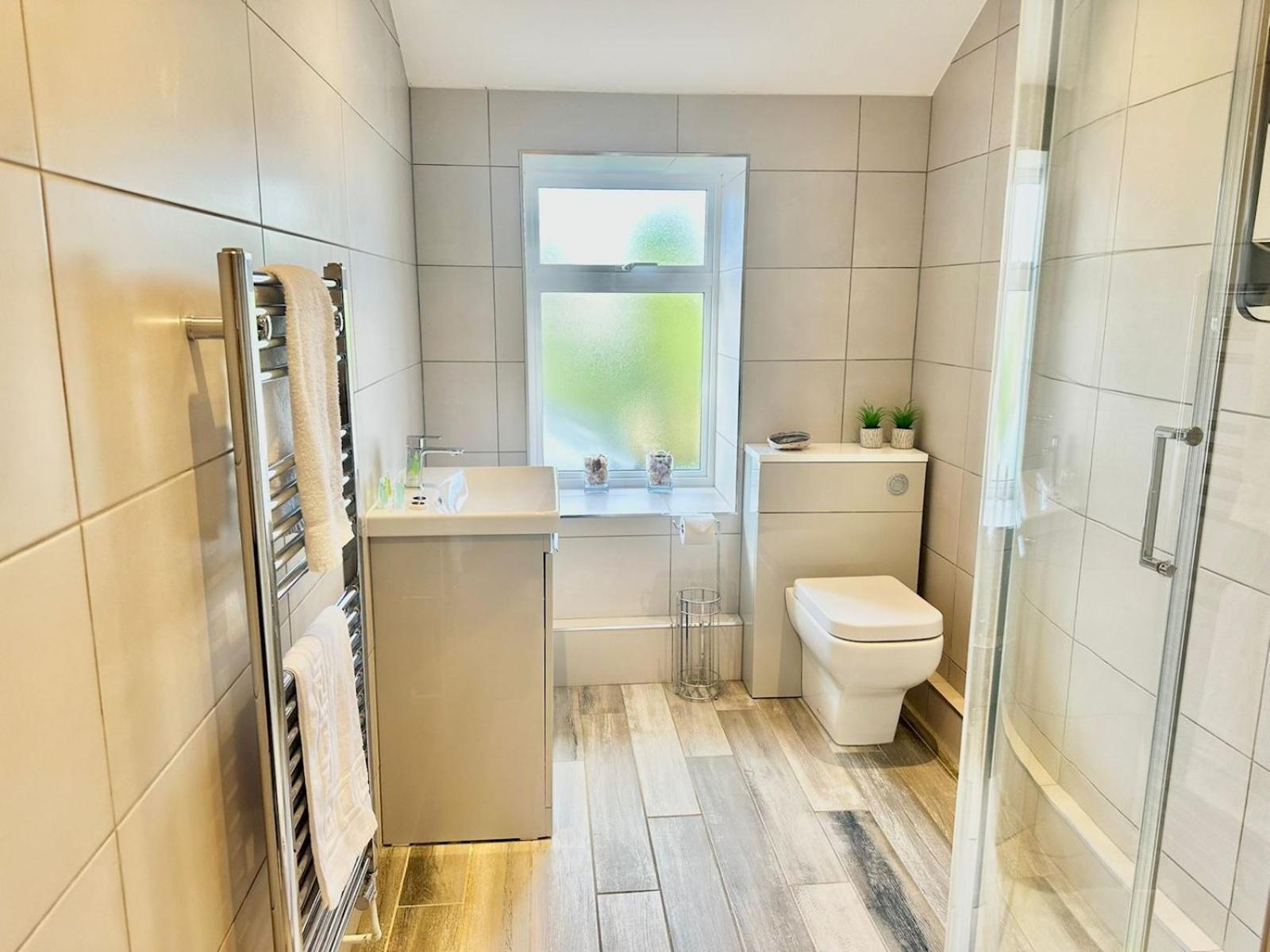Pass The Keys Stylish Mumbles Getaway-parking Heart Of Village *