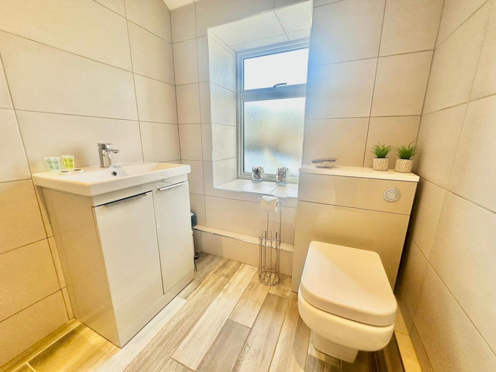Pass The Keys Stylish Mumbles Getaway-parking Heart Of Village * Swansea