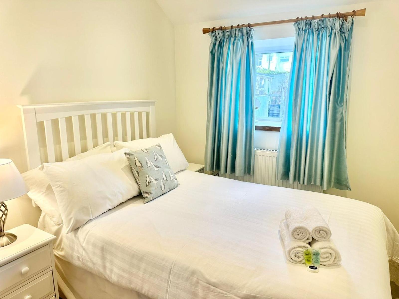 Pass The Keys Stylish Mumbles Getaway-parking Heart Of Village Holiday home Swansea