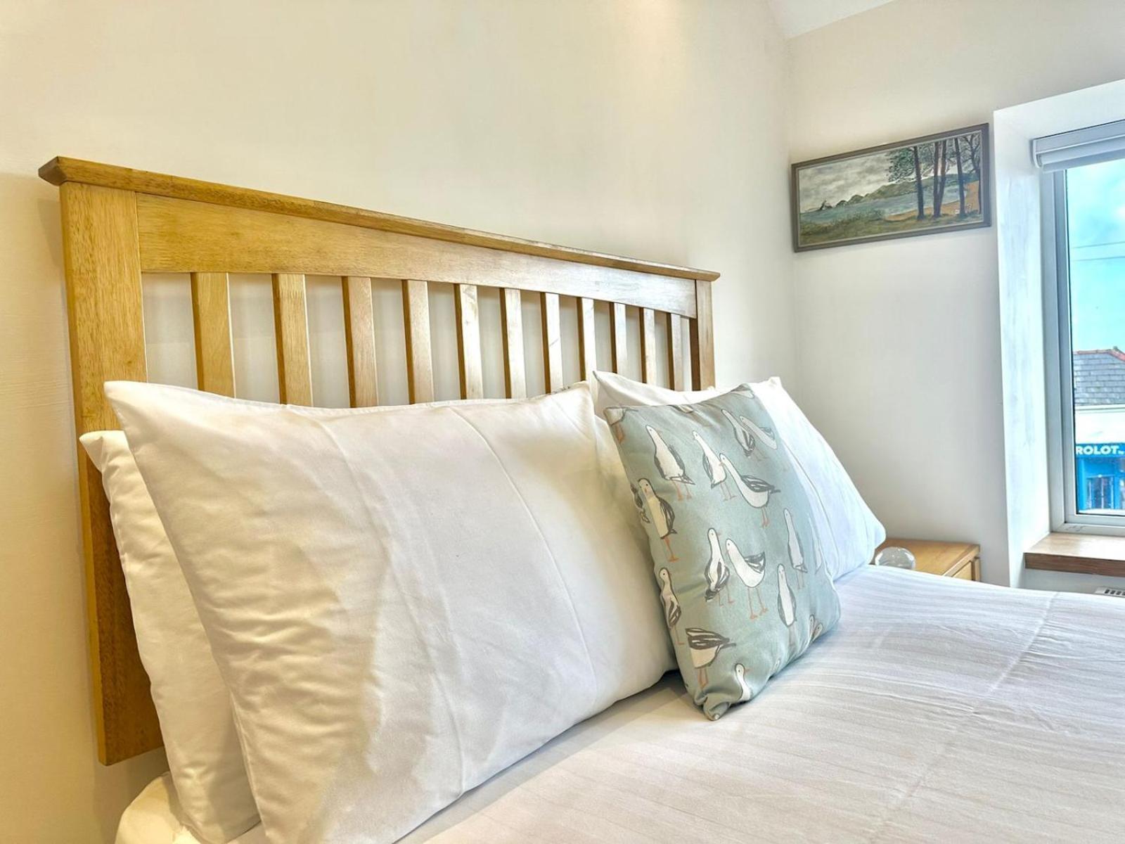 Pass The Keys Stylish Mumbles Getaway-parking Heart Of Village Swansea
