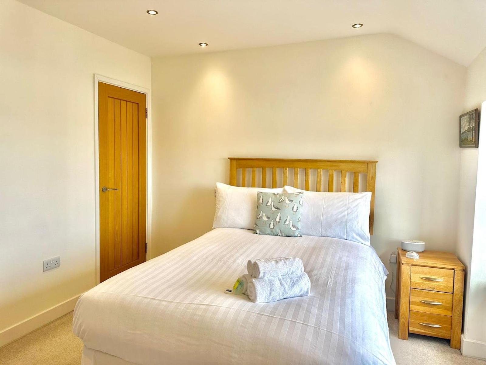 Pass The Keys Stylish Mumbles Getaway-parking Heart Of Village
