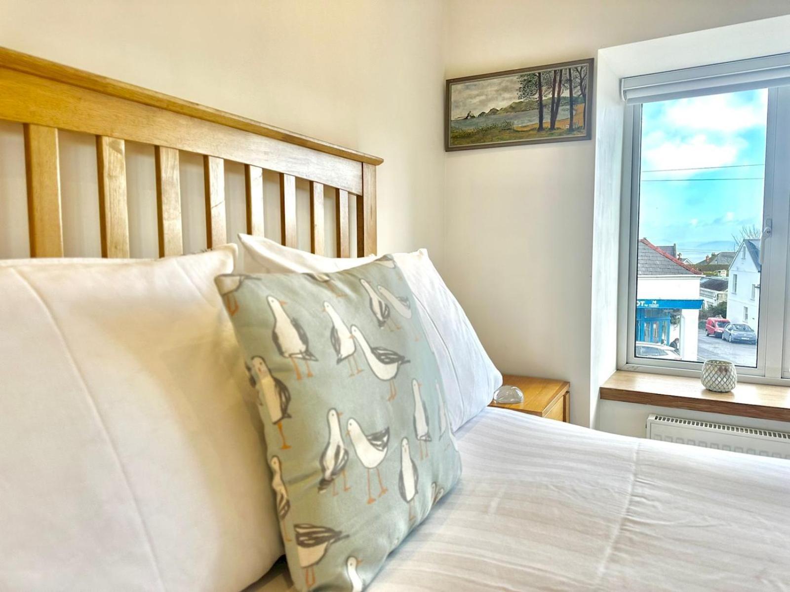 Pass The Keys Stylish Mumbles Getaway-parking Heart Of Village Holiday home *