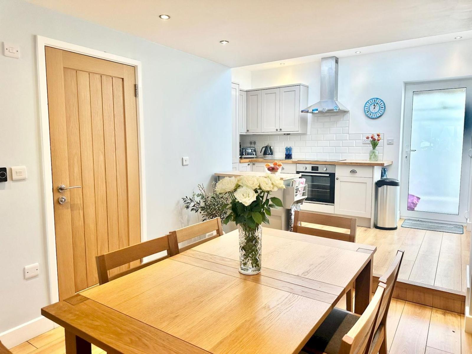 Pass The Keys Stylish Mumbles Getaway-parking Heart Of Village Holiday home