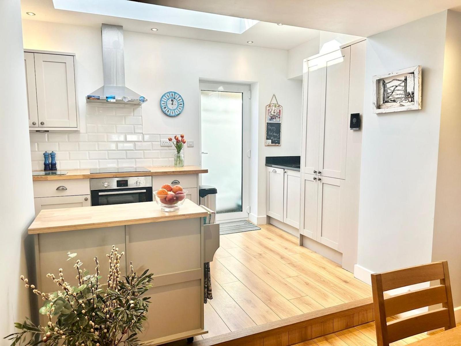 Pass The Keys Stylish Mumbles Getaway-parking Heart Of Village Holiday home