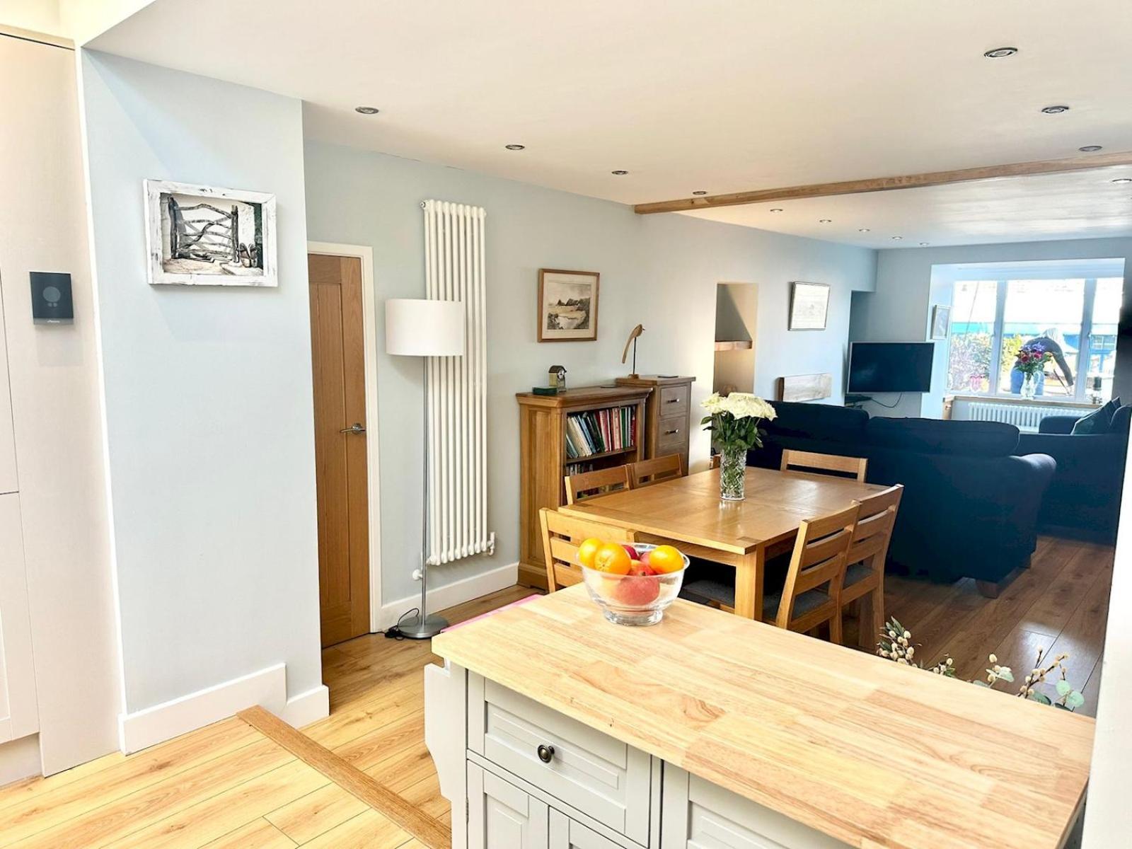 Pass The Keys Stylish Mumbles Getaway-parking Heart Of Village Holiday home Swansea