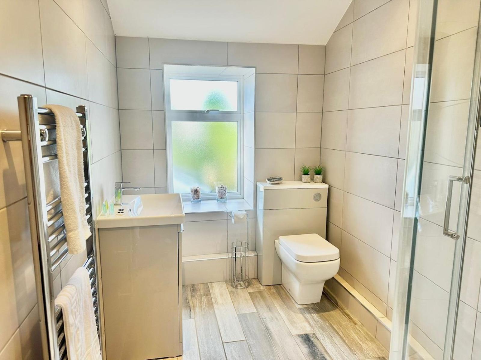 Pass The Keys Stylish Mumbles Getaway-parking Heart Of Village