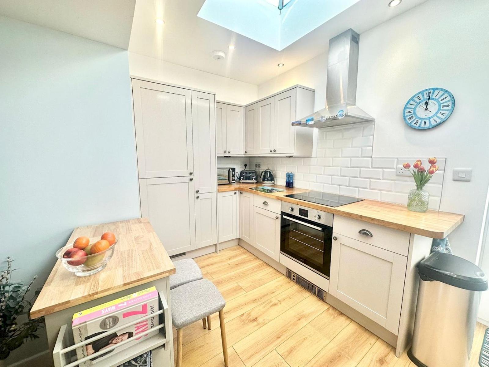 Pass The Keys Stylish Mumbles Getaway-parking Heart Of Village Holiday home *