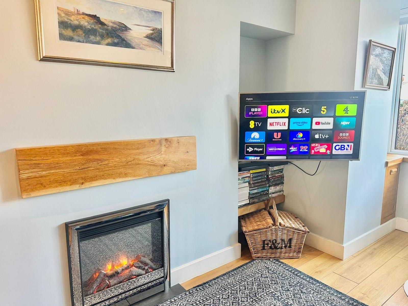 Pass The Keys Stylish Mumbles Getaway-parking Heart Of Village Holiday home