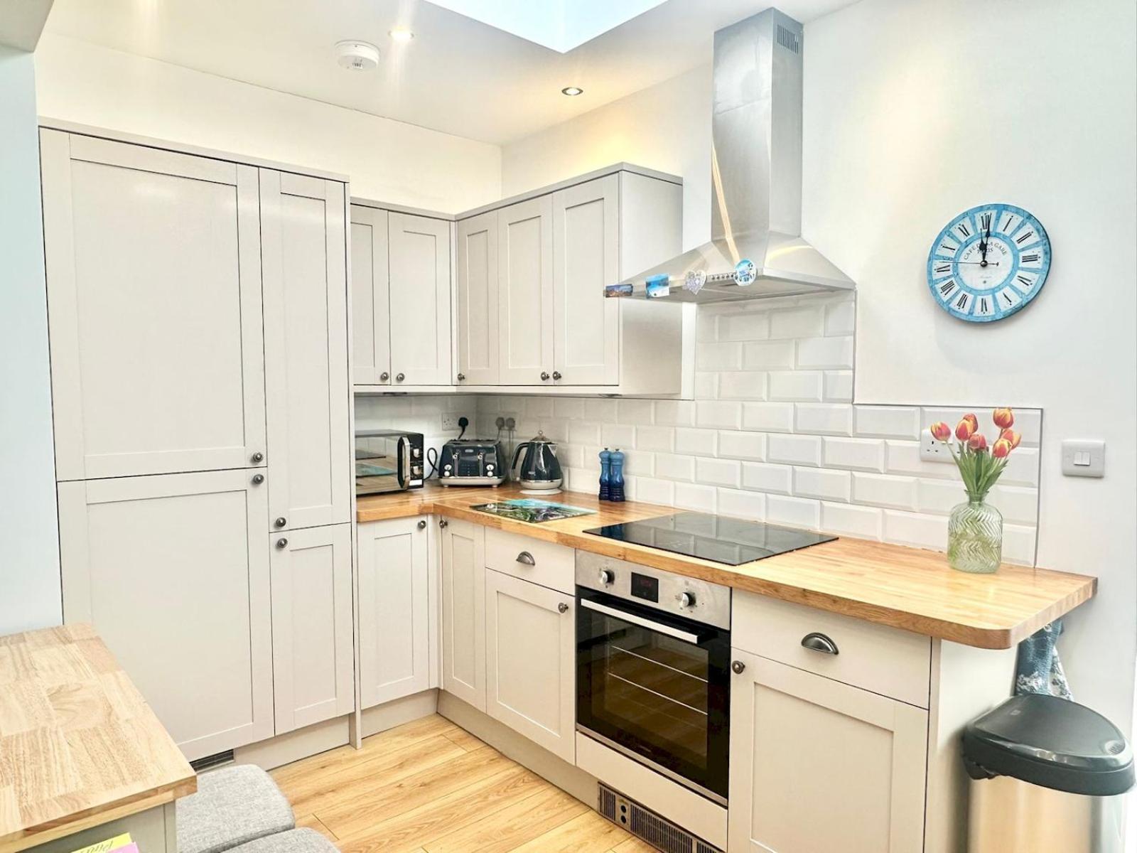 Pass The Keys Stylish Mumbles Getaway-parking Heart Of Village Swansea