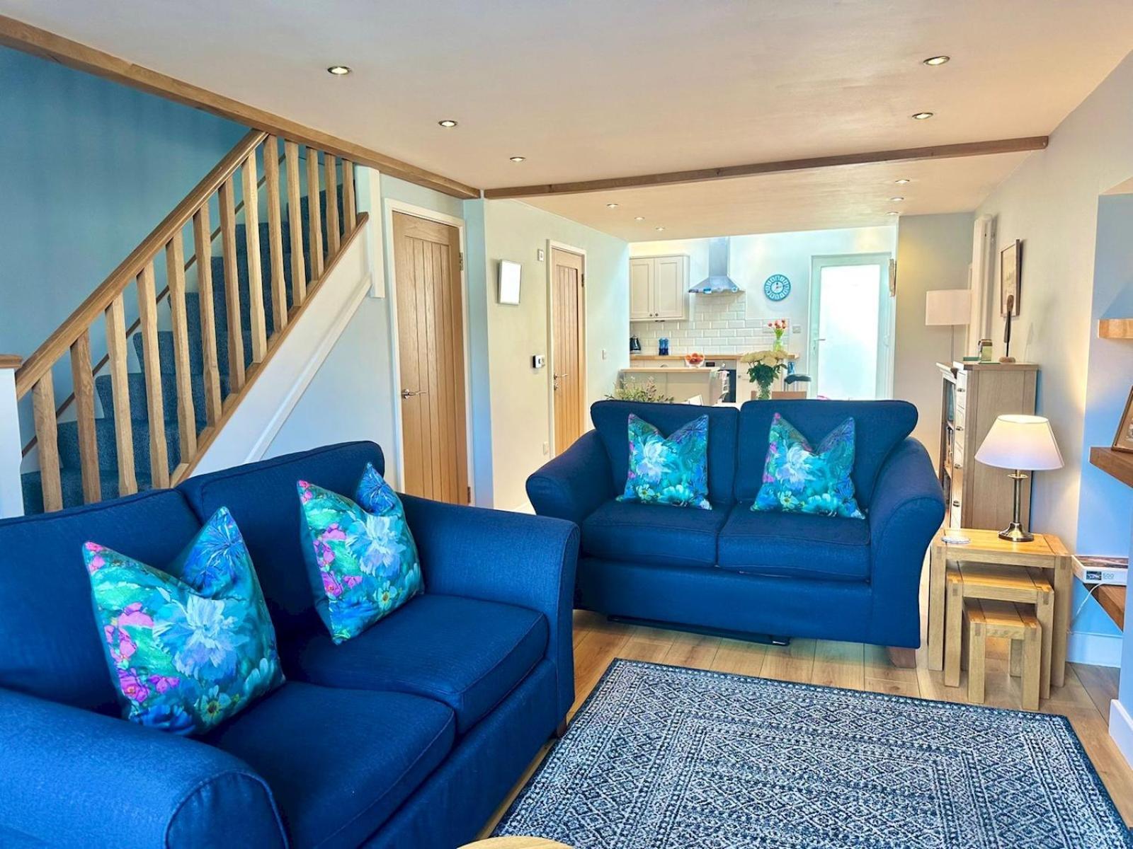 Pass The Keys Stylish Mumbles Getaway-parking Heart Of Village Holiday home *