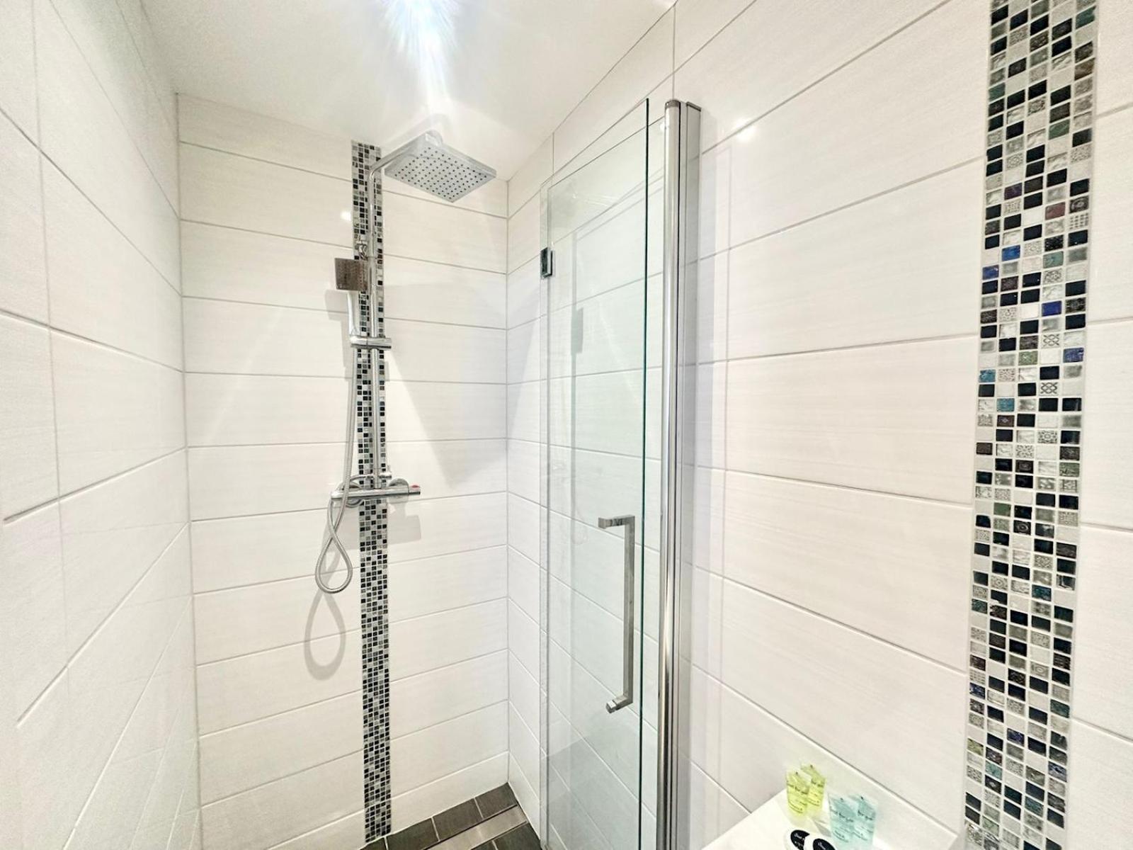 Pass The Keys Stylish Mumbles Getaway-parking Heart Of Village Holiday home *