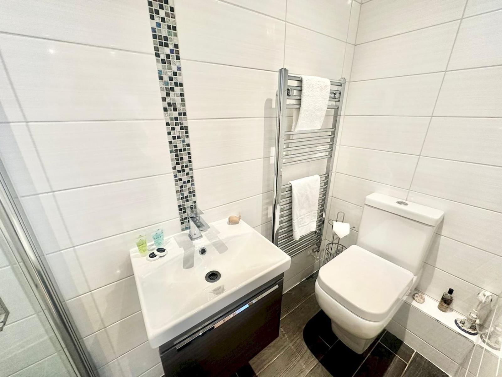 Pass The Keys Stylish Mumbles Getaway-parking Heart Of Village * Swansea