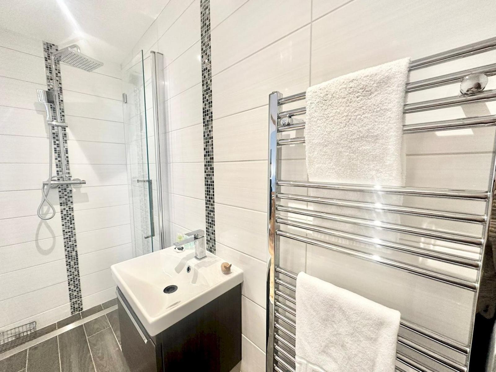 Pass The Keys Stylish Mumbles Getaway-parking Heart Of Village Holiday home