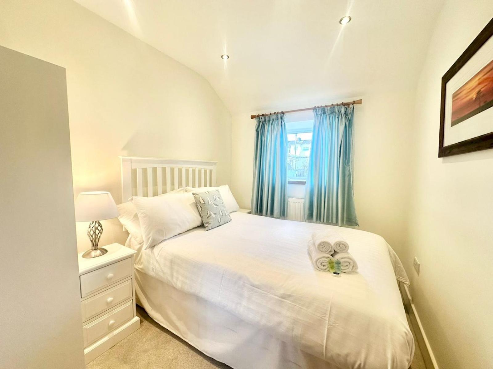 Pass The Keys Stylish Mumbles Getaway-parking Heart Of Village Holiday home *