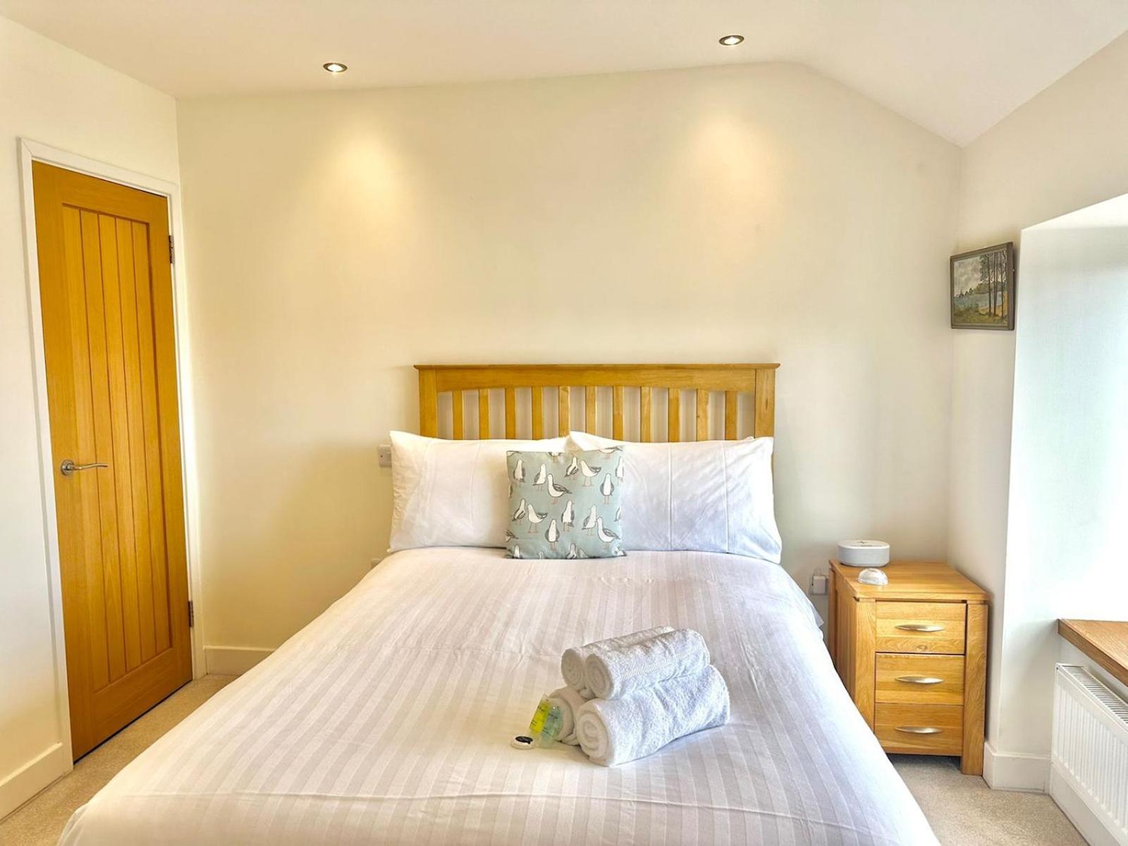 Pass The Keys Stylish Mumbles Getaway-parking Heart Of Village Holiday home Swansea