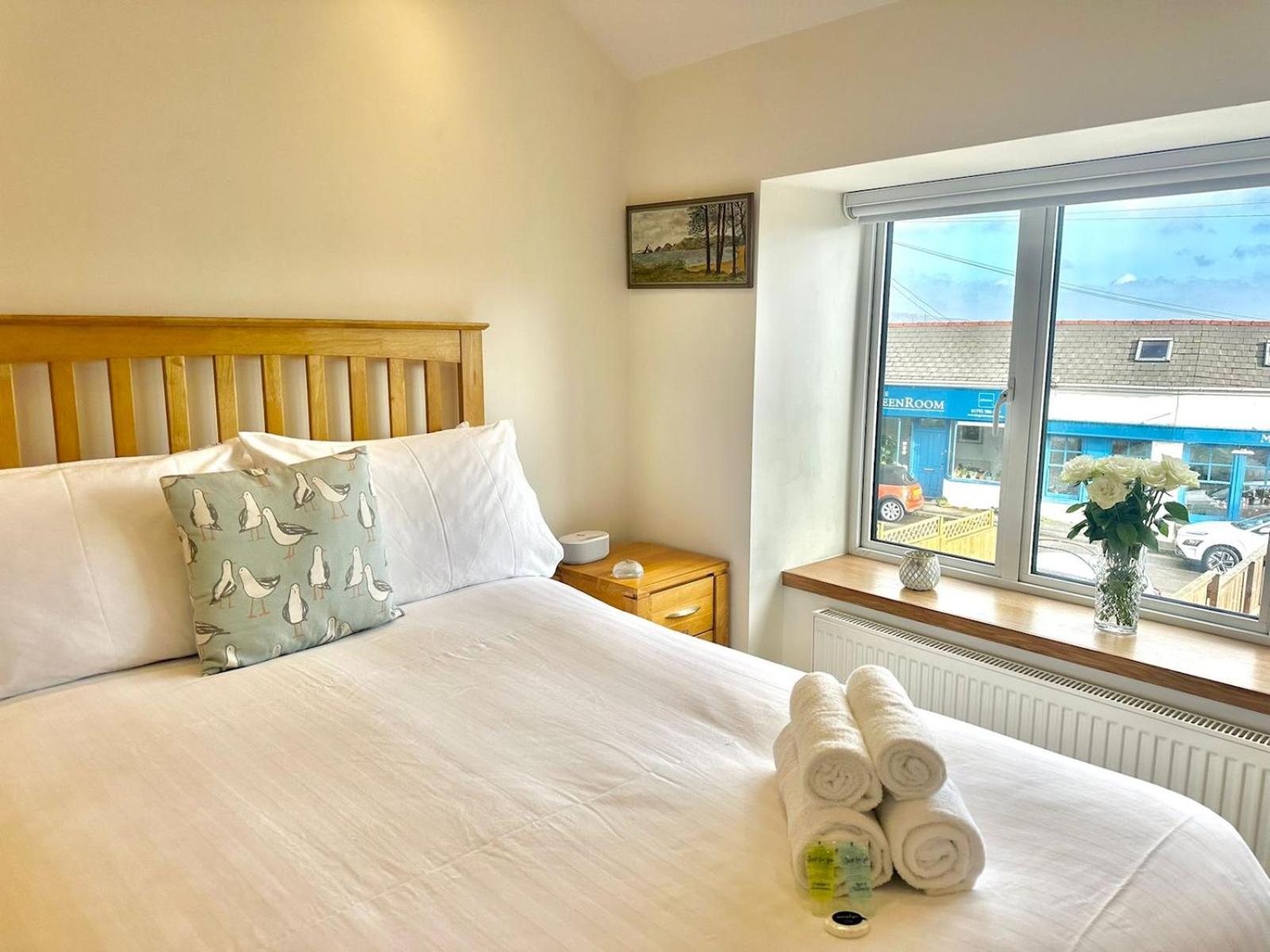 Pass The Keys Stylish Mumbles Getaway-parking Heart Of Village *