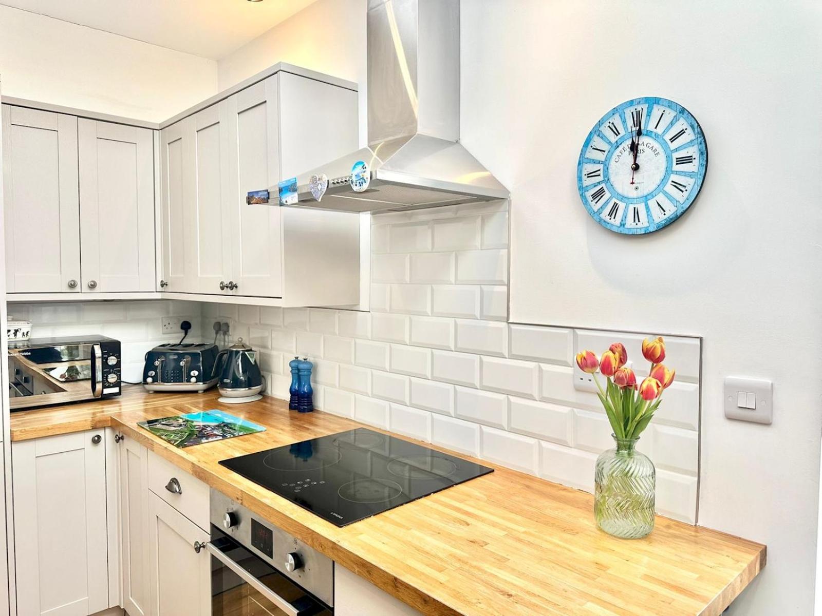 Pass The Keys Stylish Mumbles Getaway-parking Heart Of Village Holiday home *