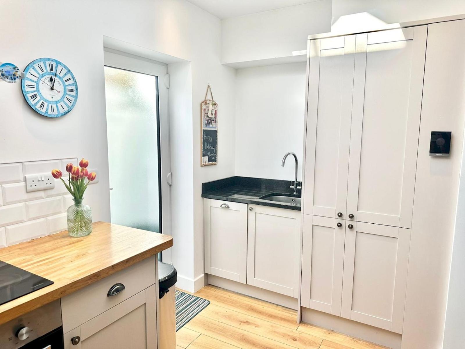 Holiday home Pass The Keys Stylish Mumbles Getaway-parking Heart Of Village *