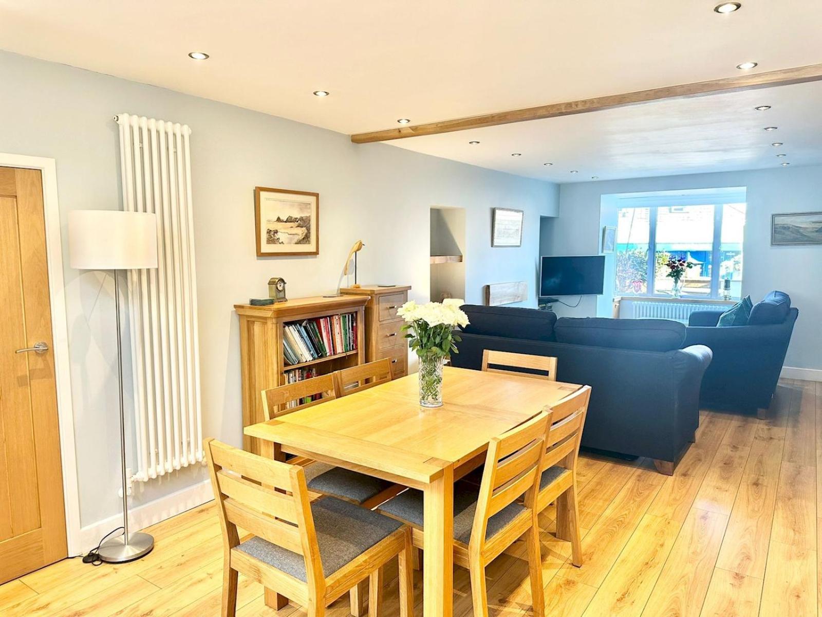 Holiday home Pass The Keys Stylish Mumbles Getaway-parking Heart Of Village Swansea