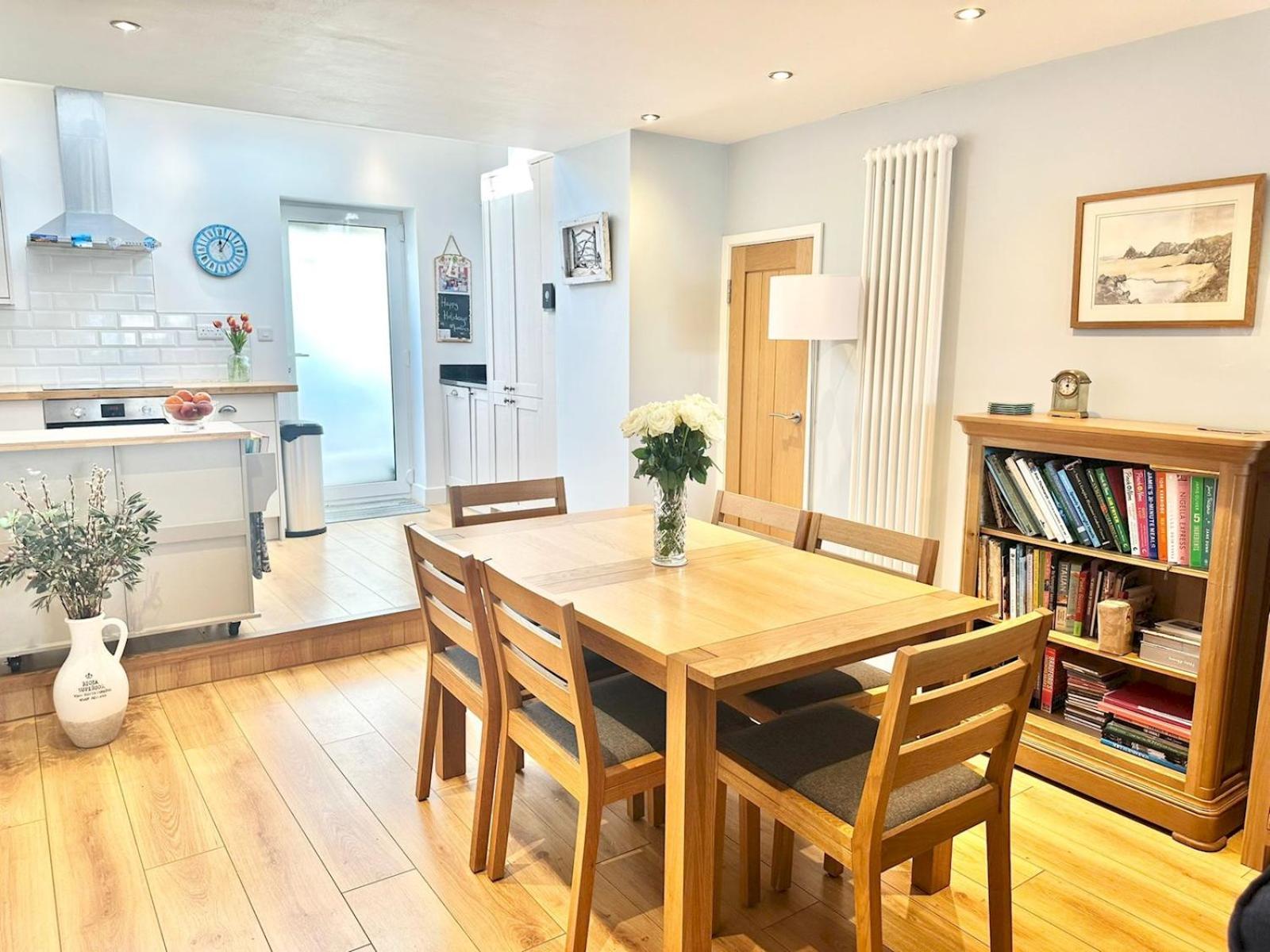 Pass The Keys Stylish Mumbles Getaway-parking Heart Of Village Holiday home